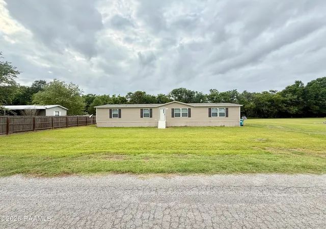 Homes for sale in St. Martinville, LA | 1075 Percy Rd, St. Martinville, LA 70582 | MLS# 2600004021