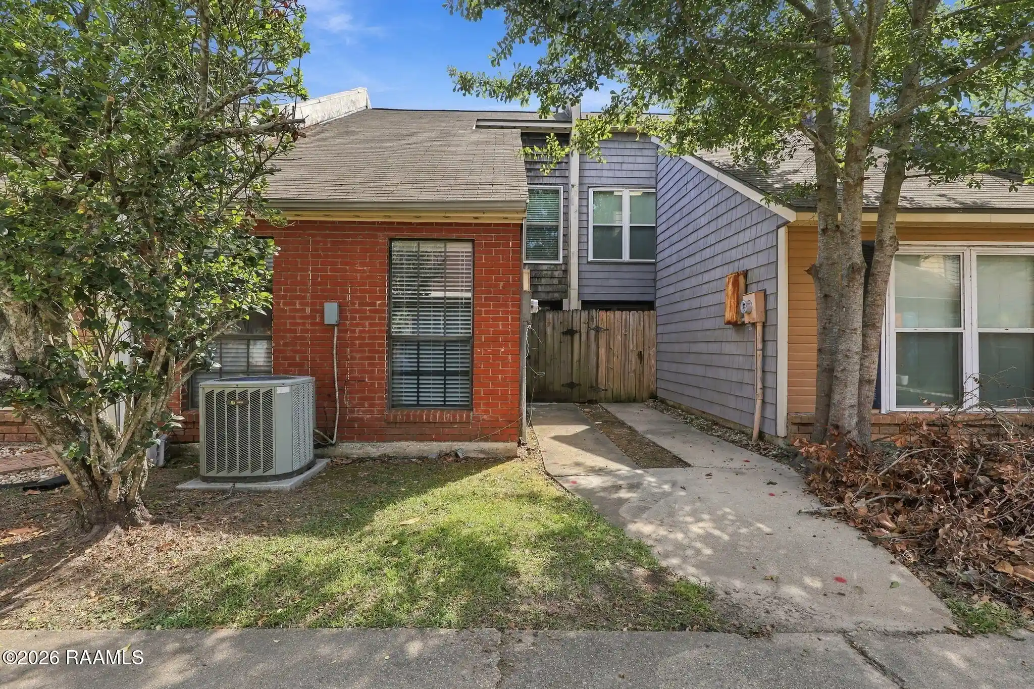Townhouse for sale at 204 Long Plantation Blvd #F, Lafayette, LA 70508 | MLS# 2600009690