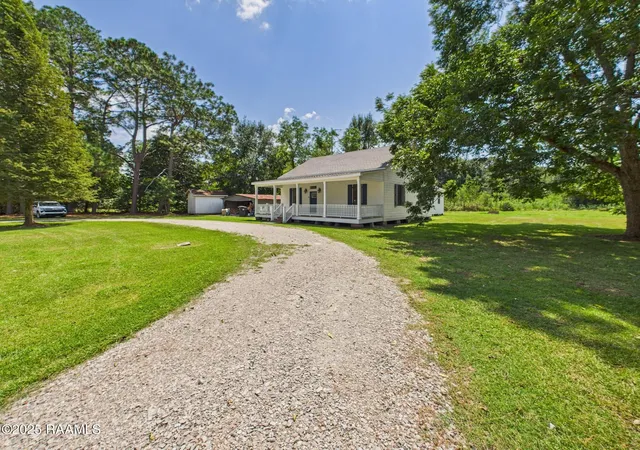 Homes for sale in Youngsville, LA | 6011 Youngsville Rd, Youngsville, LA 70592 | MLS# 2500006107