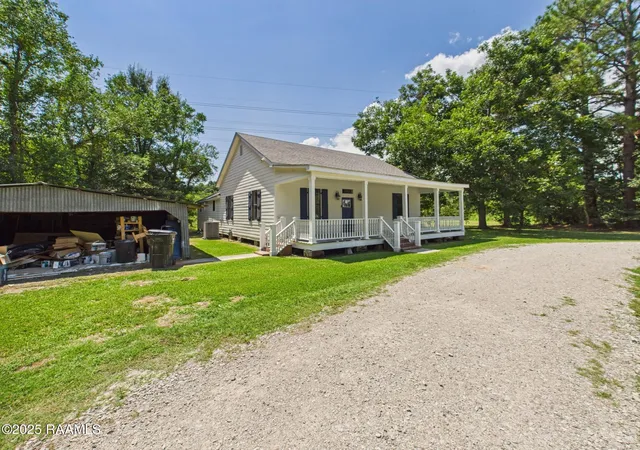 Homes for sale in Youngsville, LA | 6011 Youngsville Rd, Youngsville, LA 70592 | MLS# 2500006107