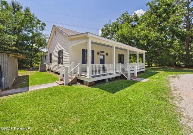 Homes for sale in Youngsville, LA | 6011 Youngsville Rd, Youngsville, LA 70592 | MLS# 2500006107
