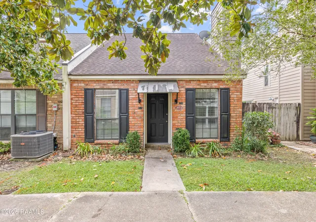 Townhouse for sale at 204 Long Plantation Blvd #D, Lafayette, LA 70508 | MLS# 2600008020