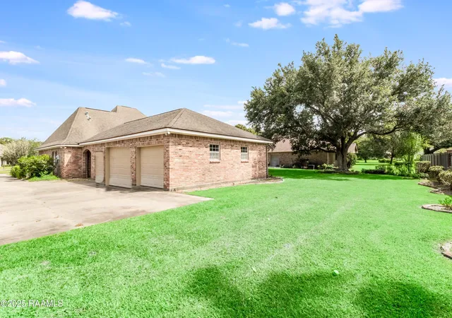 Photo 3 of Single family home for sale at 102 Bear Crk Ct, Broussard, LA 70518 | MLS# 2600006714 | Listing updated on 2026-07-21