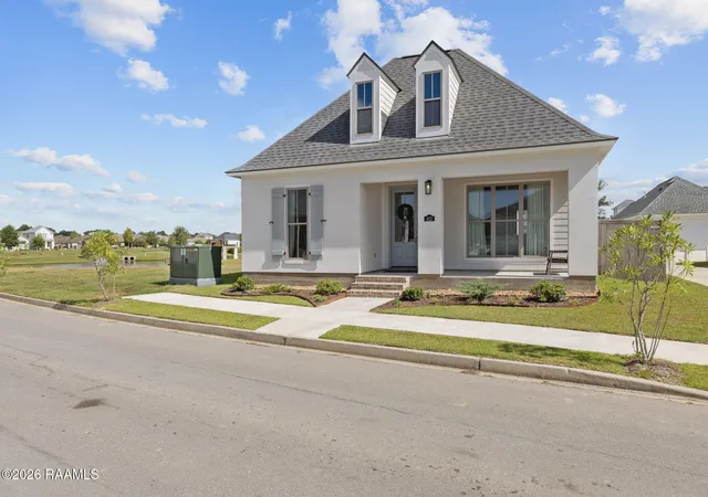 Photo 2 of Sale Pending at 423 Flores Ct, Lafayette, LA 70507 | MLS# 2600007487 | Listing updated on 2026-08-23