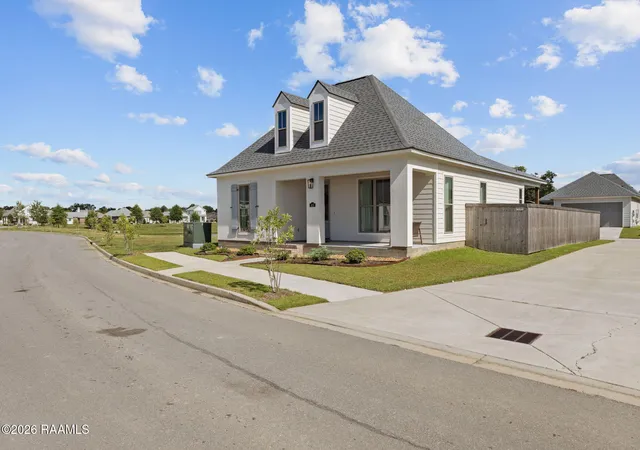 Photo 3 of Sale Pending at 423 Flores Ct, Lafayette, LA 70507 | MLS# 2600007487 | Listing updated on 2026-08-23