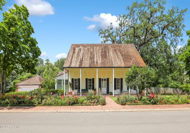 Photo 1 of Mansion for sale at 130 Twin Oaks Blvd, Lafayette, LA 70503 | MLS# 2500001048 | Listing updated on 2026-06-05