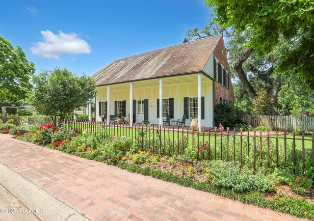 Photo 2 of Mansion for sale at 130 Twin Oaks Blvd, Lafayette, LA 70503 | MLS# 2500001048 | Listing updated on 2026-06-05