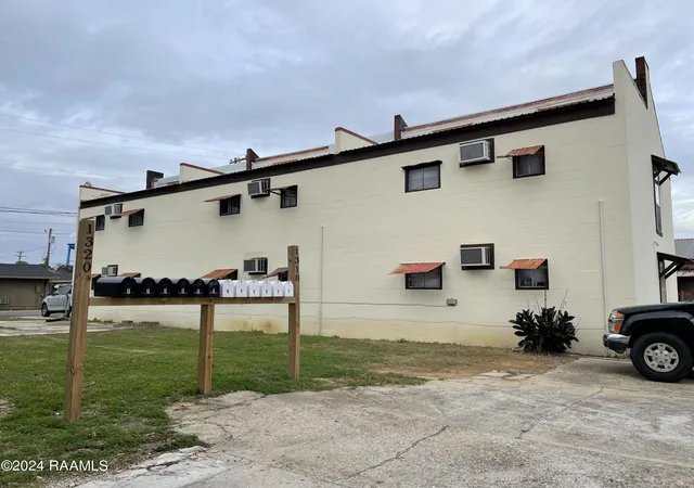 2nd image of 1318 1320 Delasalle Dr, New Iberia, LA 70560 | MLS# 24000059