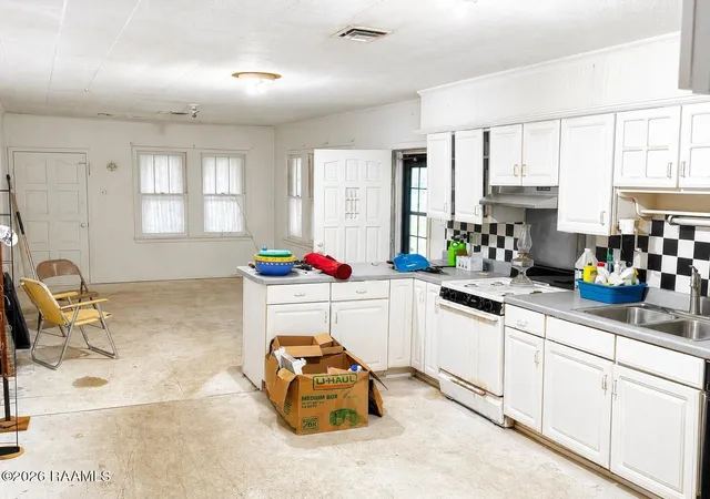 Homes for sale in Abbeville, LA | 1706 W Port St, Abbeville, LA 70510 | MLS# 2600006286