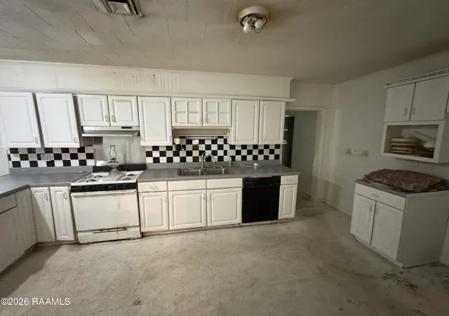 3rd image of 1706 W Port St, Abbeville, LA 70510 | MLS# 2600006286