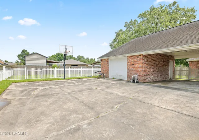 Homes for sale in New Iberia, LA | 604 Oak Manor Dr, New Iberia, LA 70563 | MLS# 2600004752