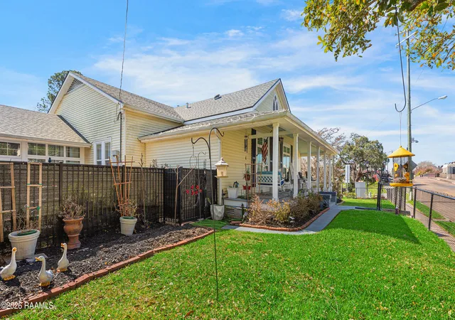 3rd image of 112 Bridge St, New Iberia, LA 70563 | MLS# 2600001674