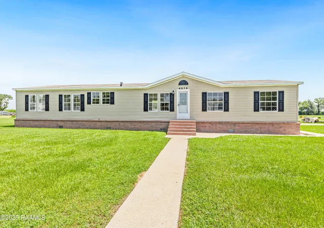 Photo 3 of Manufactured home for sale at 4014 Rue Martine, New Iberia, LA 70560 | MLS# 2500002135 | Listing updated on 2026-08-16