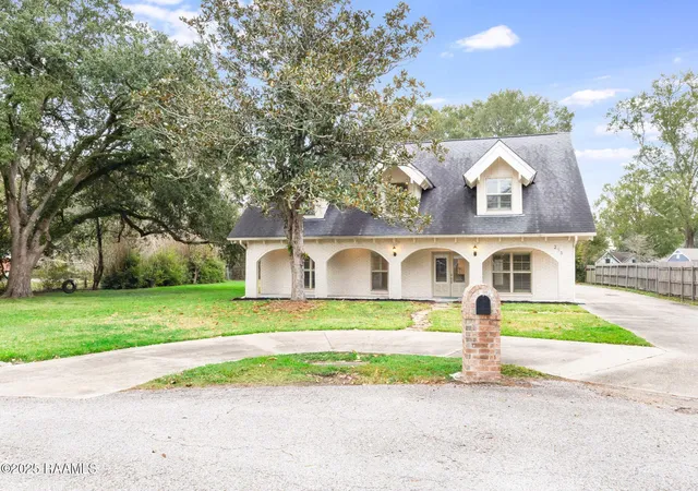 Photo 3 of Single family home for sale at 213 Miller St, Lafayette, LA 70503 | MLS# 2500006049 | Listing updated on 2026-09-17