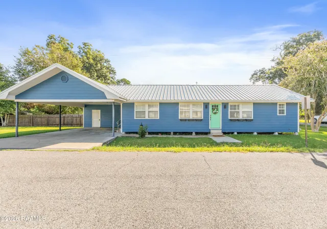 Photo 3 of Sale Pending at 1002 Matthew St, Breaux Bridge, LA 70517 | MLS# 2600006993 | Listing updated on 2026-08-14