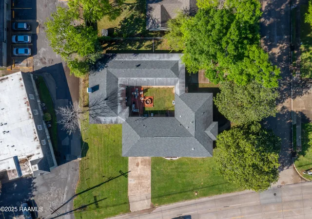 3rd image of 103 S Southlawn Dr, Lafayette, LA 70503 | MLS# 2500006027