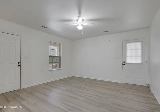 Photo 4 of Sale Pending at 809 W End Dr, New Iberia, LA 70560 | MLS# 2600005876 | Listing updated on 2026-09-11