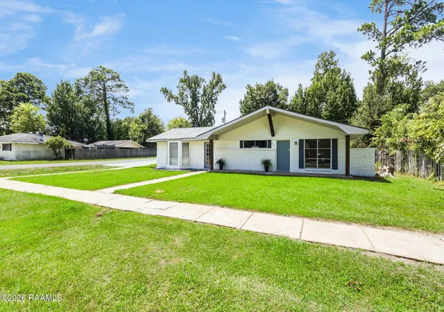 Photo 2 of Sale Pending at 214 Dafney Dr, Lafayette, LA 70503 | MLS# 2600008053 | Listing updated on 2026-08-31