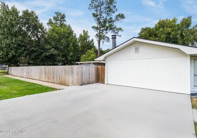 Photo 3 of Sale Pending at 214 Dafney Dr, Lafayette, LA 70503 | MLS# 2600008053 | Listing updated on 2026-08-31