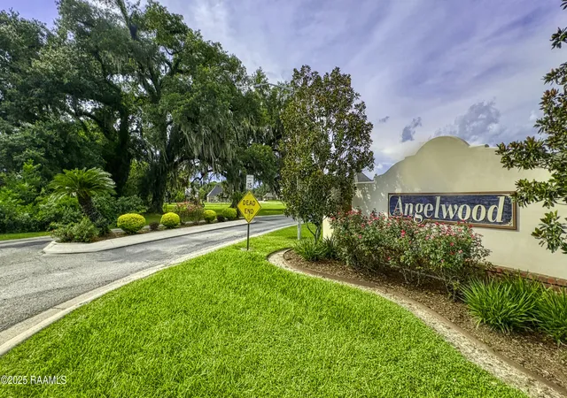 5th image of 1060 Angelwood Cir, Breaux Bridge, LA 70517 | MLS# 2600006628