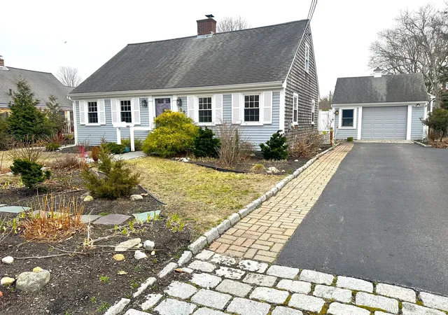 4th image of 35 Walnut St, Hyannis, MA 02601 | MLS# 22501094