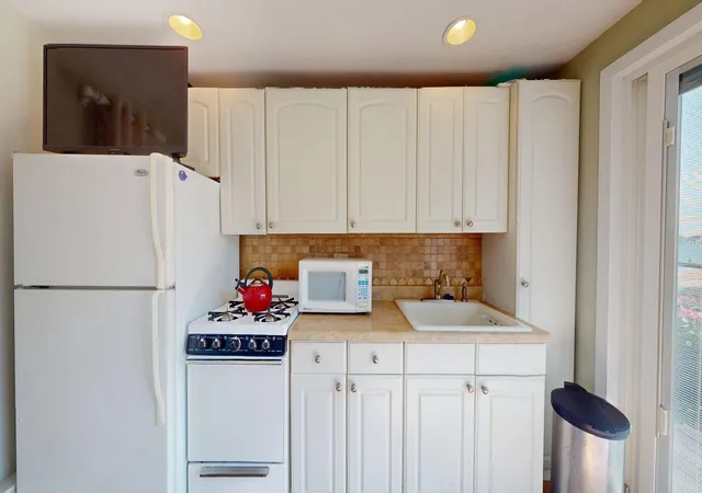5th image of 421 Commercial St #UNIT F, Provincetown, MA 02657 | MLS# 22601176