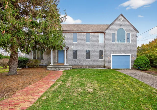 2nd image of 15 Hedge Ln, Falmouth, MA 02540 | MLS# 22601828
