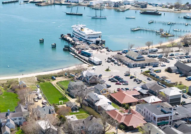 2nd image of 20 Union Ct, Vineyard Haven, MA 02568
