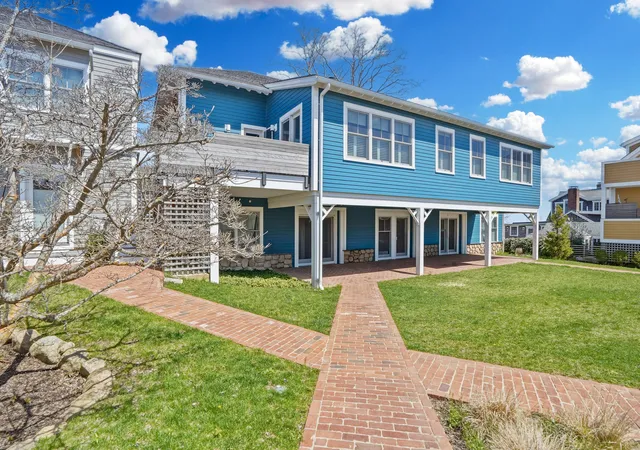 3rd image of 20 Union Ct, Vineyard Haven, MA 02568