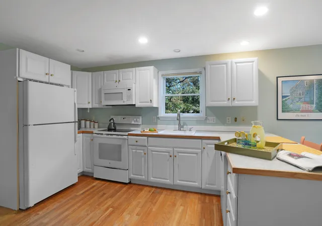 4th image of 22 Old Lighthouse Rd, Vineyard Haven, MA 02568 | MLS# 22602050