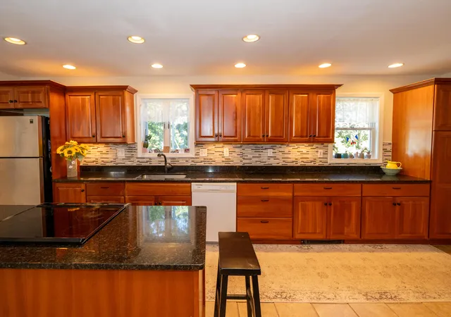 4th image of 68 Front St, Oak Bluffs, MA 02557 | MLS# 22602650