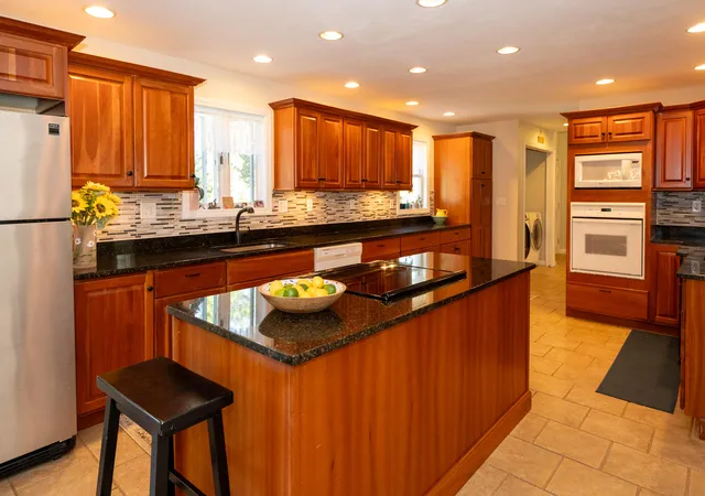 5th image of 68 Front St, Oak Bluffs, MA 02557 | MLS# 22602650