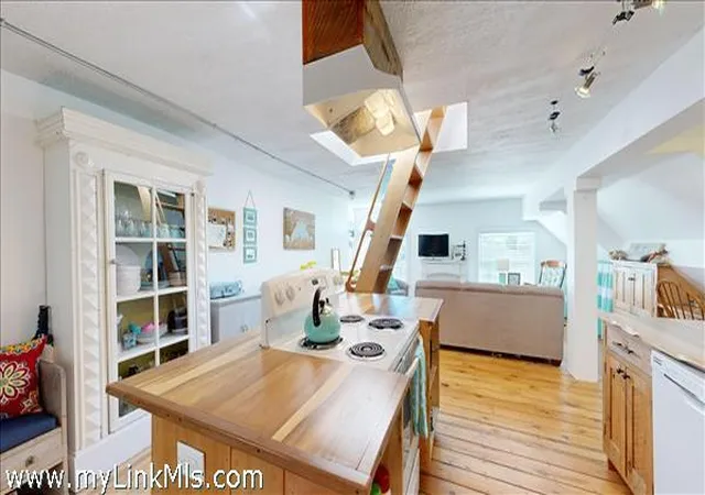 3rd image of 37 Circuit Ave #UNIT 4, Oak Bluffs, MA 02557 | MLS# 22602411