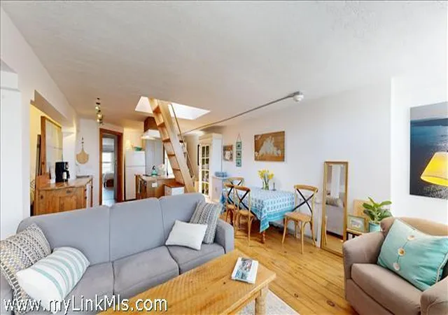 4th image of 37 Circuit Ave #UNIT 4, Oak Bluffs, MA 02557 | MLS# 22602411