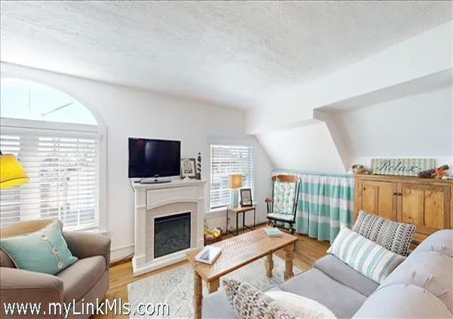 5th image of 37 Circuit Ave #UNIT 4, Oak Bluffs, MA 02557 | MLS# 22602411
