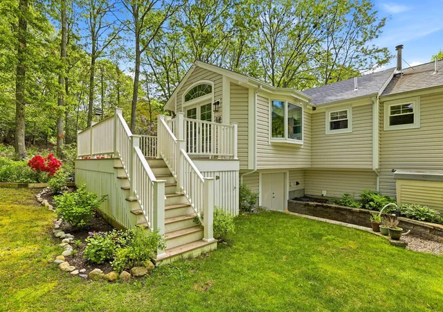 3rd image of 17 Briggs Ave, Buzzards Bay, MA 02532 | MLS# 22602598