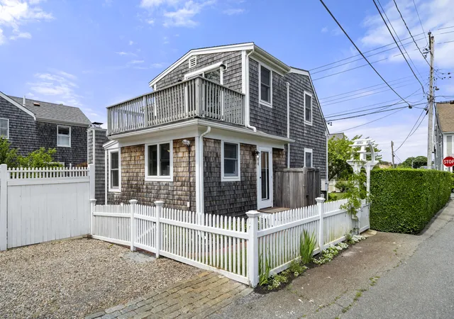 4th image of 44 Pleasant St, Provincetown, MA 02657 | MLS# 22602906
