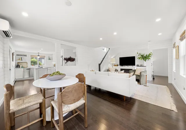 5th image of 44 Pleasant St, Provincetown, MA 02657 | MLS# 22602906