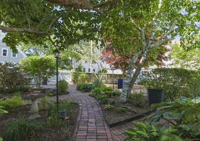 2nd image of 15 Cottage St, Provincetown, MA 02657