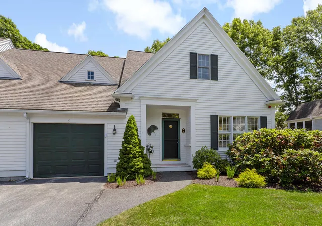 Homes for sale in Mashpee, MA | 5 Mayfair Ct #UNIT 5, Mashpee, MA 02649 | MLS# 22603167