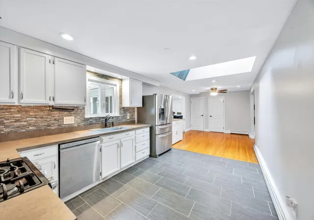5th image of 16 Pine View Dr, Cotuit, MA 02635 | MLS# 22603078