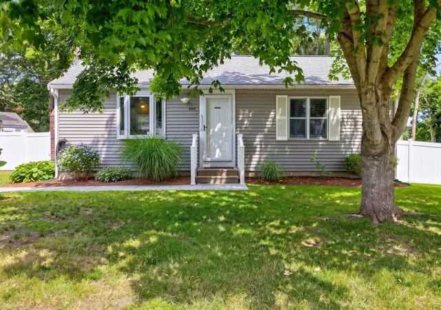 Homes for sale in Hyannis, MA | 545 Lincoln Rd Ext, Hyannis, MA 02601 | MLS# 22603228