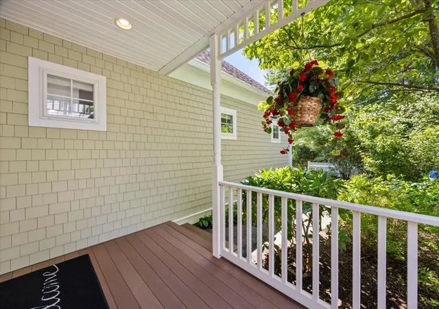 4th image of 9 Blue Mdw Ct, Bourne, MA 02532