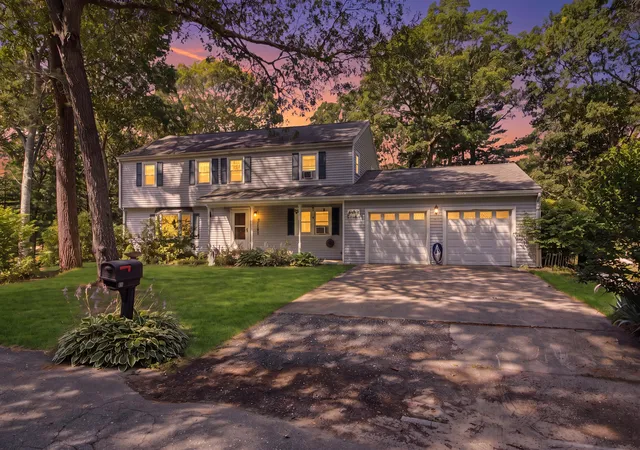 2nd image of 10 Roberta Dr, Buzzards Bay, MA 02532 | MLS# 22603633