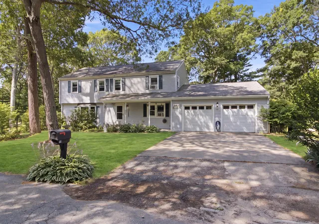 1st image of 10 Roberta Dr, Buzzards Bay, MA 02532 | MLS# 22603633