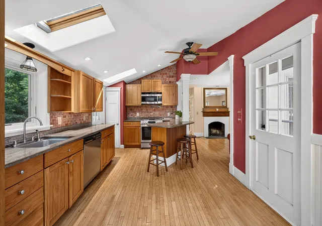 4th image of 658 Main St, Harwich, MA 02645 | MLS# 22603830
