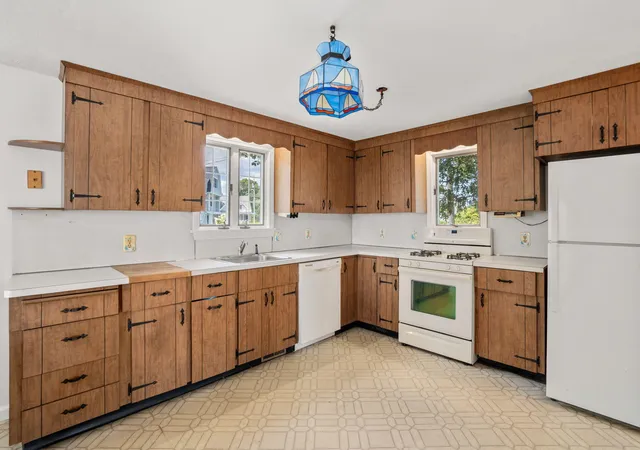5th image of 584 Circuit Ave, Pocasset, MA 02559 | MLS# 22604084