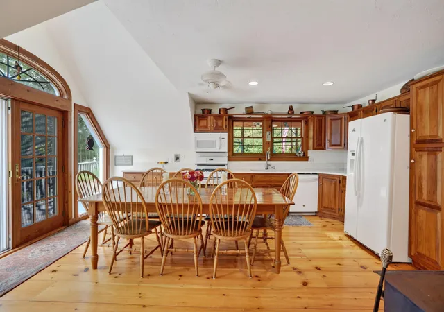 5th image of 9 Codman Spring Rd, Edgartown, MA 02539 | MLS# 22604104