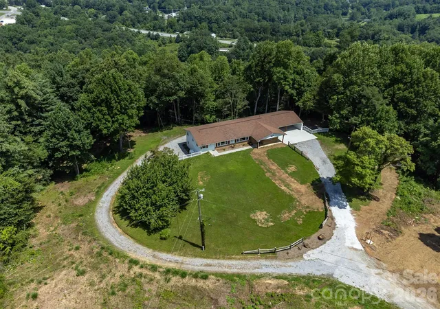 Photo 3 of House for sale at 468 Deer Park Lake Rd, Spruce Pine, NC 28777 | MLS# 4068097 | Listing updated on 2026-09-30