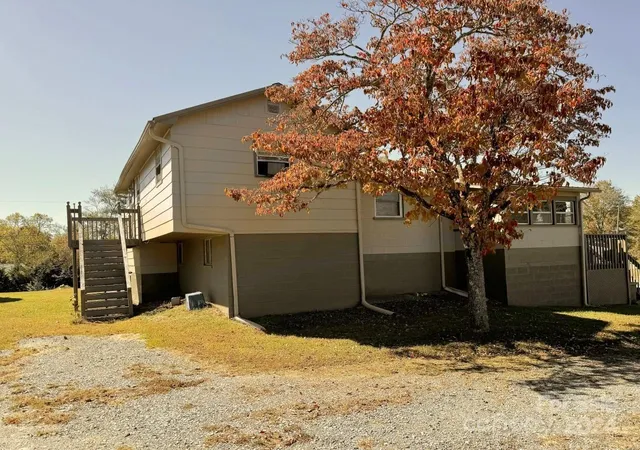Photo 3 of Single family home for sale at 565 Neely Rd, Brevard, NC 28712 | MLS# 4074647 | Listing updated on 2026-10-14